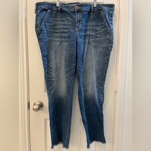 Torrid‎ Crop Boyfriend Vintage Stretch Denim Jeans Raw Hem Whiskers Pockets 18